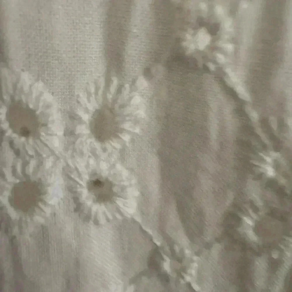 Isaac mizrahi women’s button up white eyelet top w/ tie 3/4 sleeve size medium - Picture 3 of 7